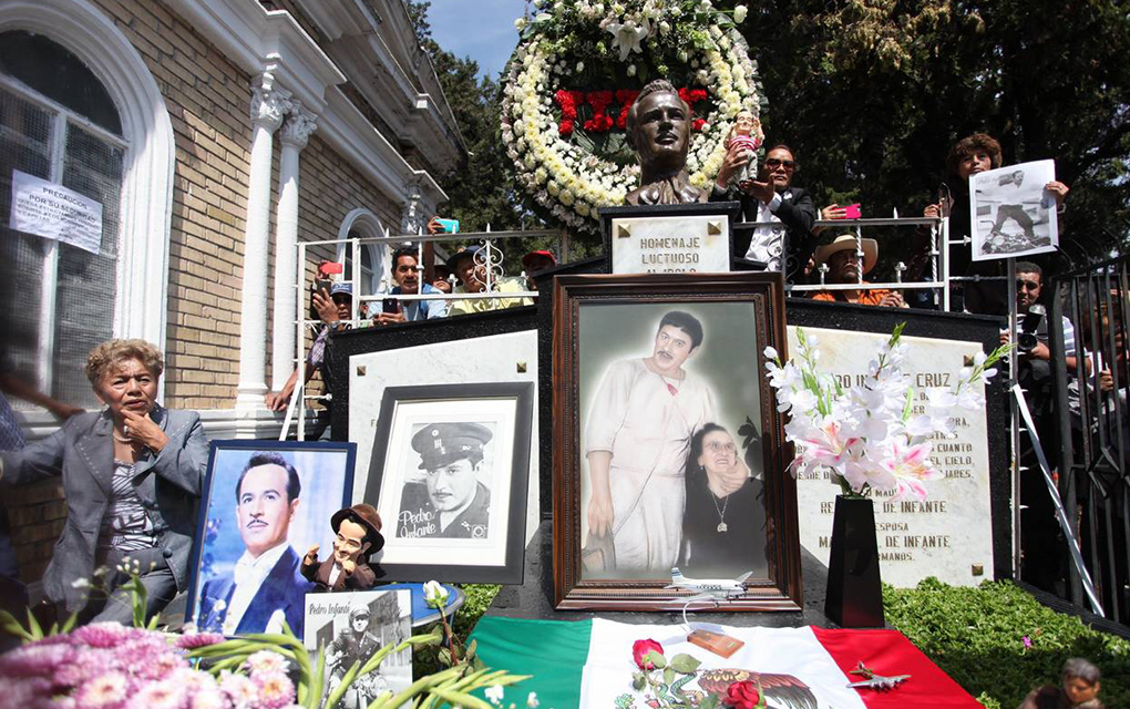 Pedro Infante sigue en en el recuerdo, lo visitan en el Panteón Jardín