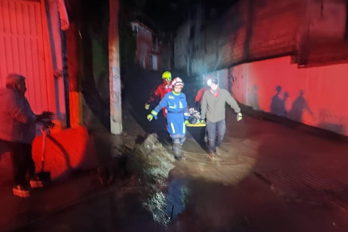 Derrumbe en Jilotzingo deja tres muertos y varios heridos