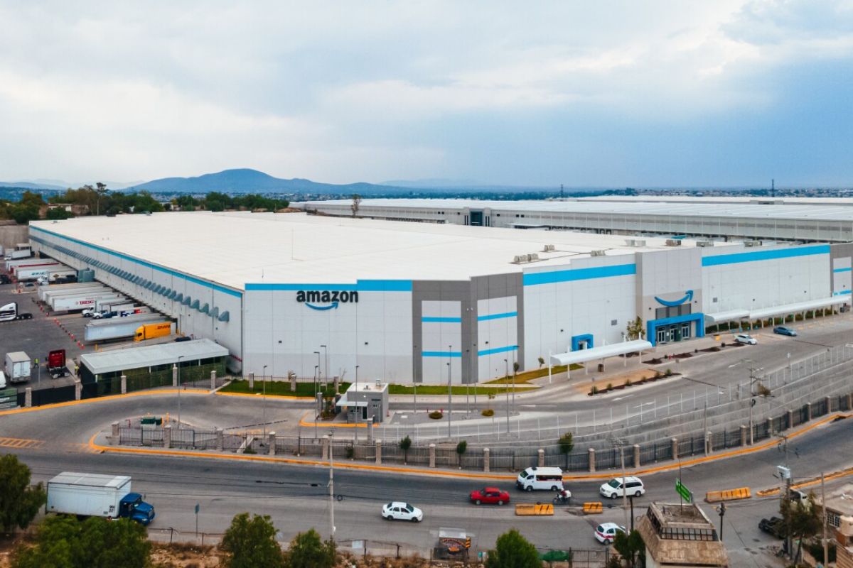 Centre logistique Amazon en périphérie urbaine.