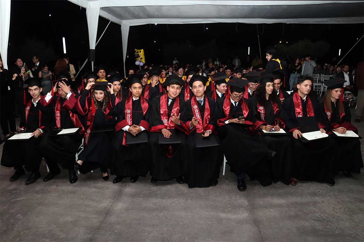 As Fue La Graduaci N De Los Alumnos De La New Element University