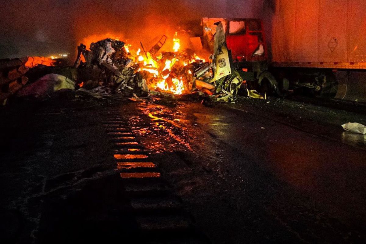Incendio provoca cierre total en autopista México-Querétaro