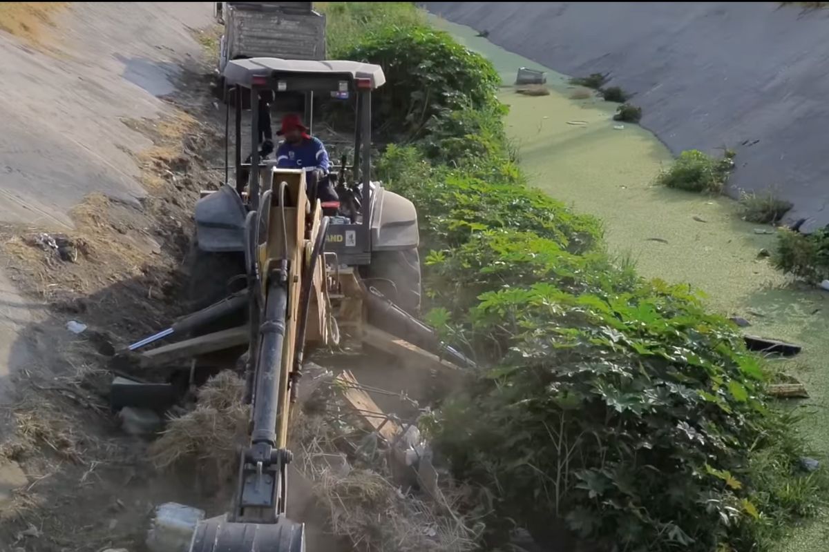Realizan limpieza de drenes pluviales en Corregidora