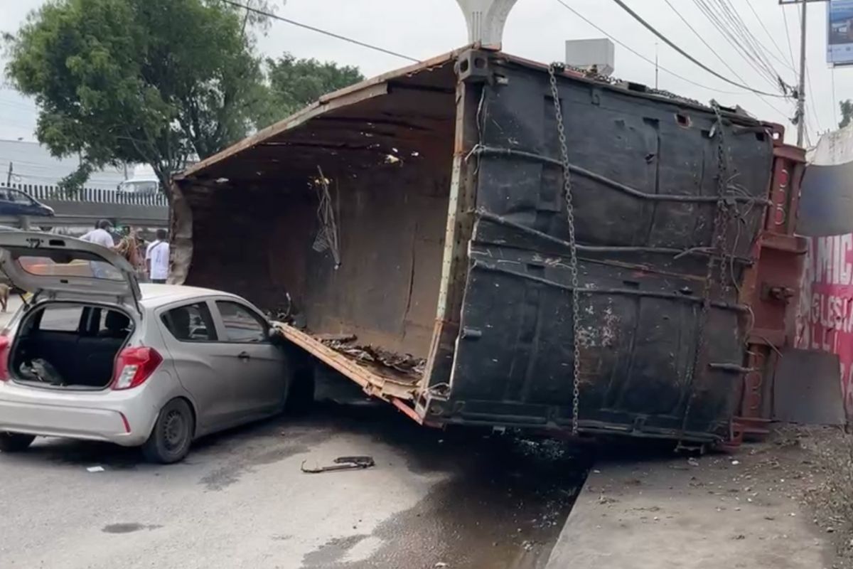 Tráiler cae de puente sobre automóvil en la autopista México – Querétaro