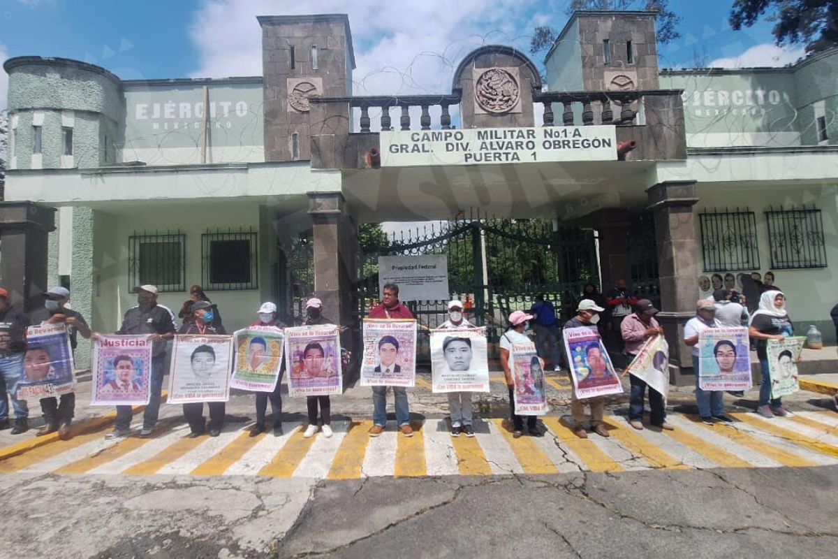 Padres de los 43 normalistas de Ayotzinapa protestan frente al Campo ...