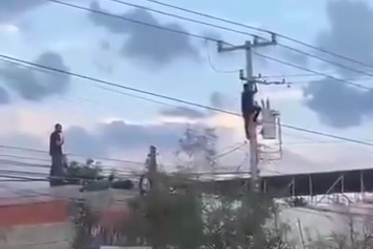 Hombre es electrocutado en un poste al intentar escapar de la policía
