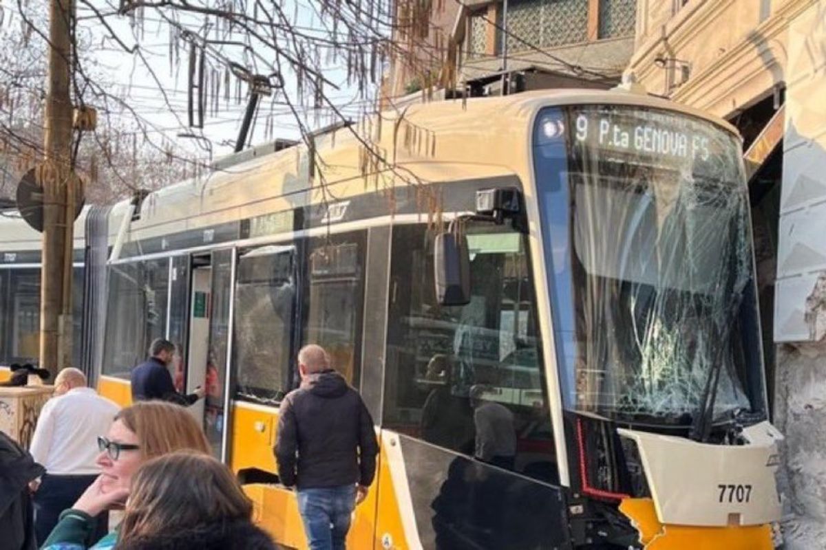 Descarrilamiento de tranvía en Milán deja al menos 2 muertos y 40 heridos