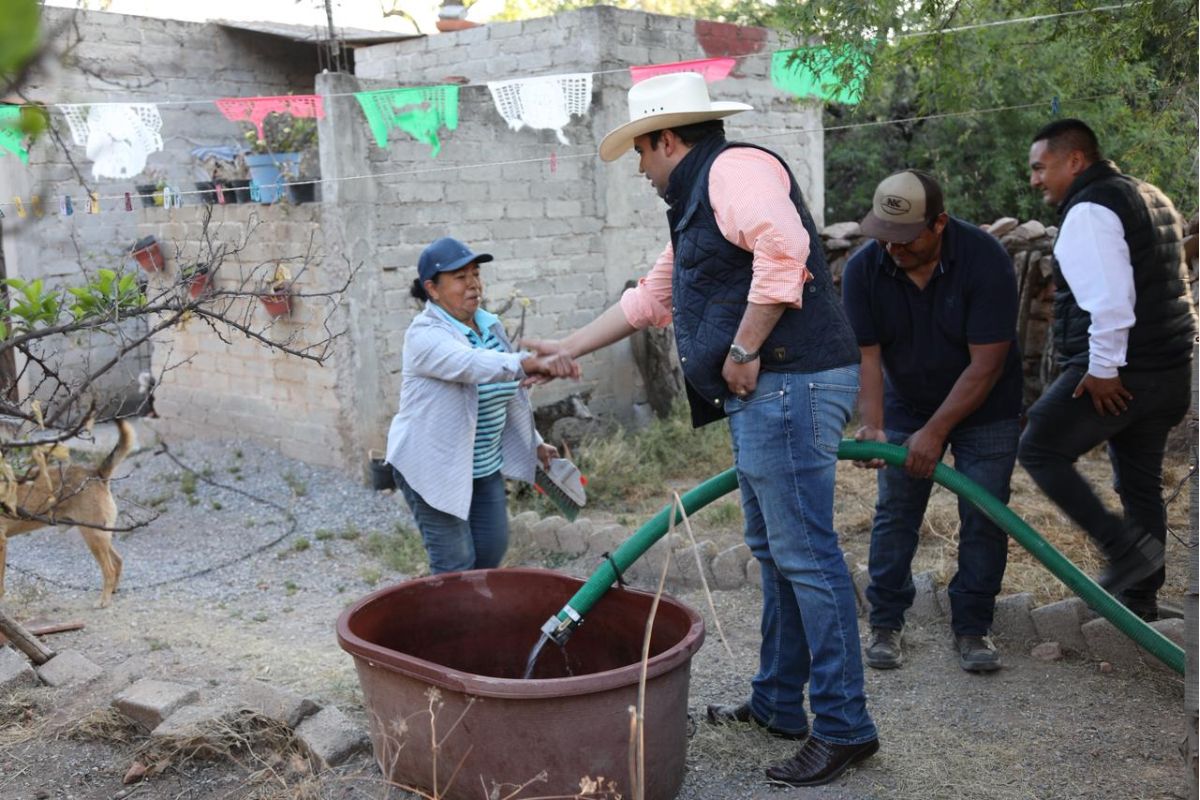 Pipas de agua abastecen comunidad La Esperanza en municipio de Colón