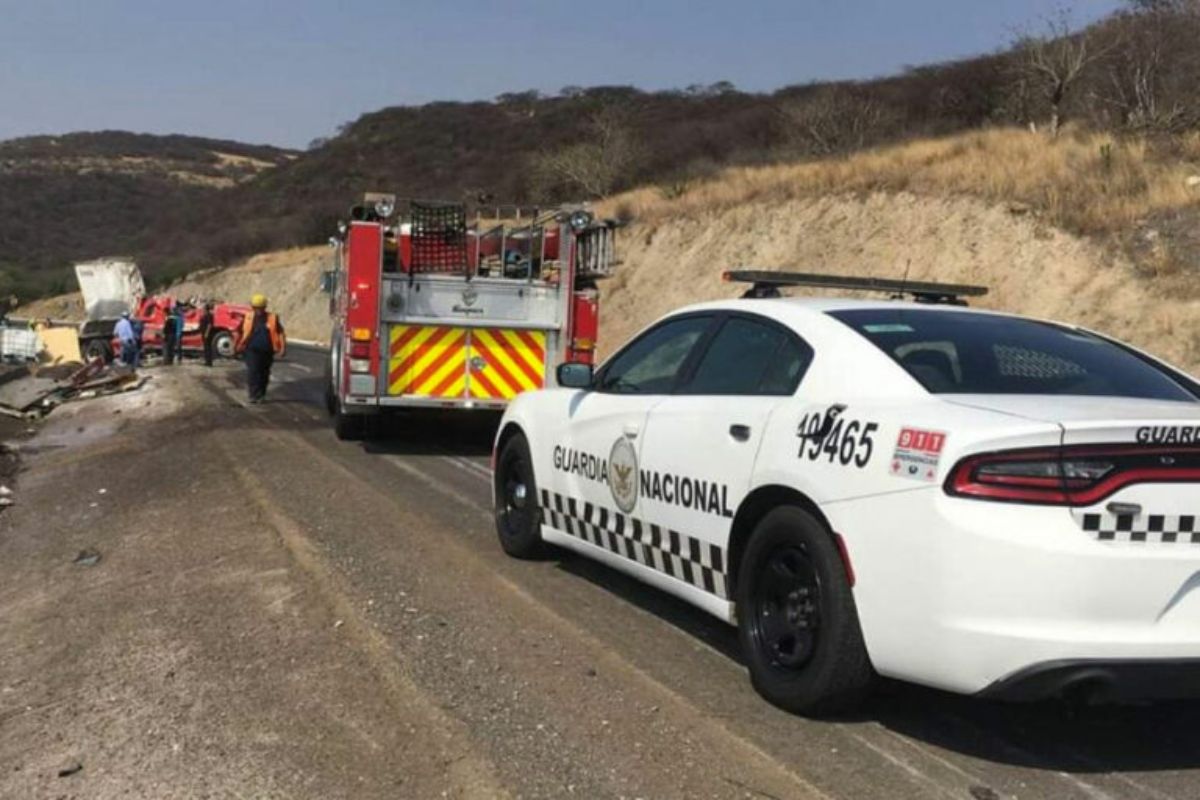 Tractocamión vuelca y cierra circulación en Libramiento Norponiente